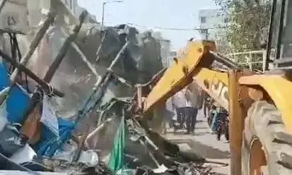 GHMC ने नल्लाकुंटा बाजार में फुटपाथ और सड़क अतिक्रमण को हटाया