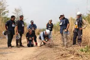 कंबोडिया ने US द्वारा फंडिंग रोके जाने के बाद आठ प्रांतों में माइन क्लीयरेंस रोक दिया