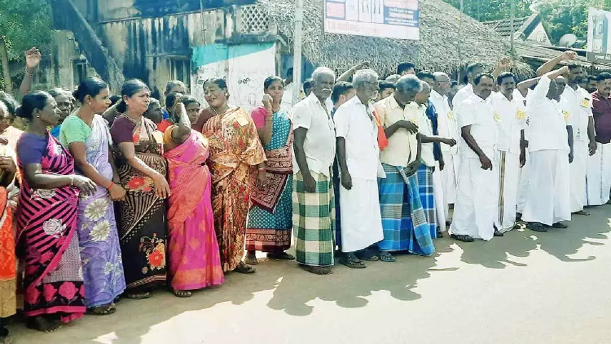 Thanjavur के ग्रामीणों ने किया प्रदर्शन, बुनियादी सुविधाओं की मांग