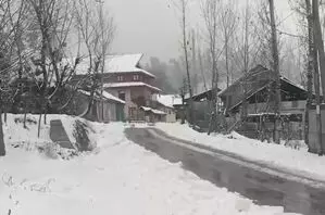 Jammu and Kashmir के ऊंचे इलाकों में ताजा बर्फबारी हुई