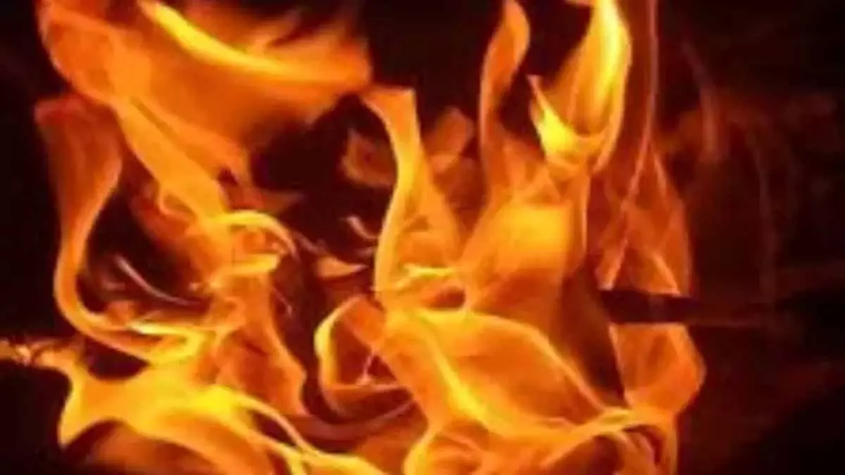 UP: गाजियाबाद में गैस सिलेंडर ले जा रहे ट्रक में आग लगी, विस्फोट हुआ UP: गाजियाबाद में गैस सिलेंडर ले जा रहे ट्रक में आग लगी, विस्फोट हुआ