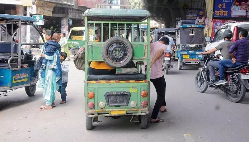 Auto, ई-रिक्शा संचालकों को 28 फरवरी तक पारदर्शी शीट लगाने को कहा गया