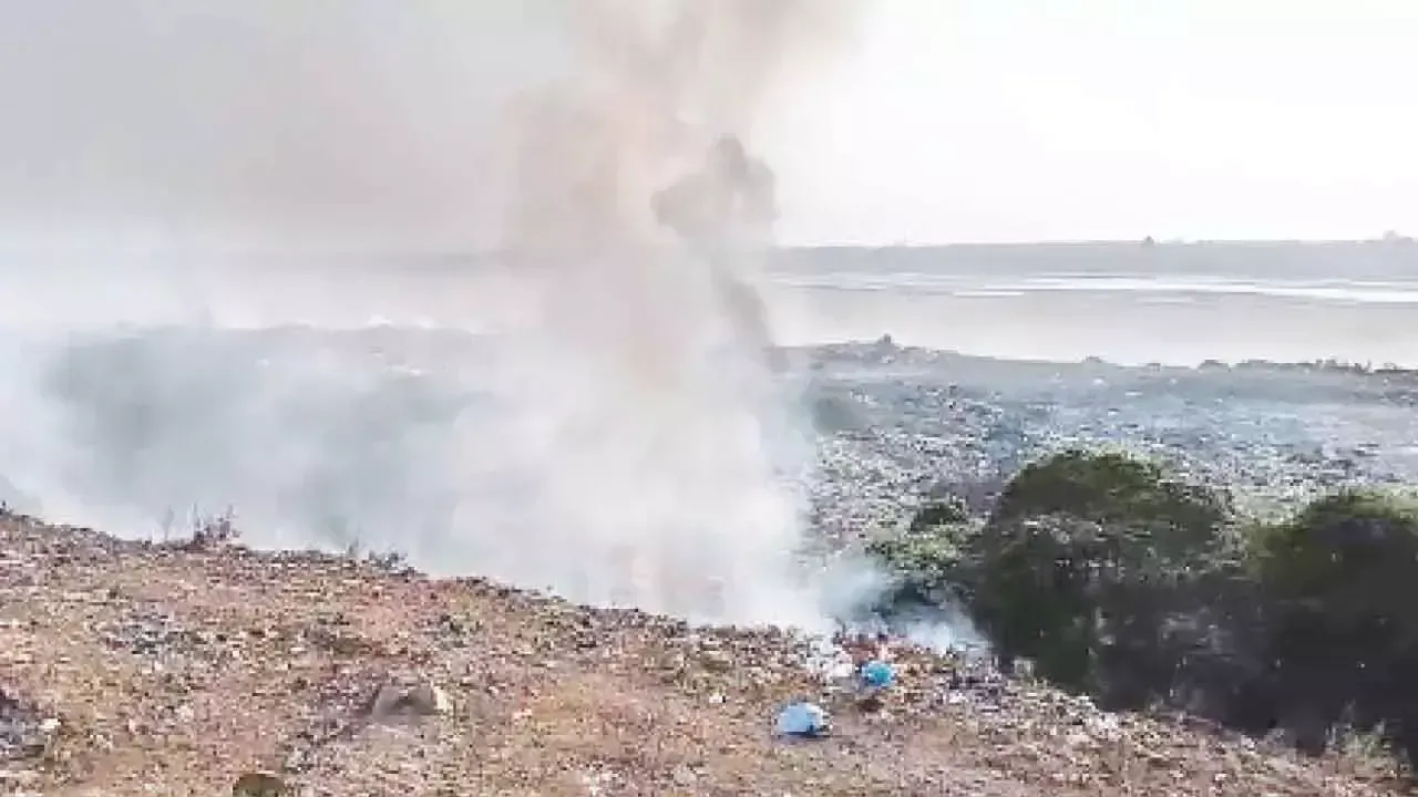 उदासीनता की बदबू: गोदावरी तट पर कचरा जलाने से स्वास्थ्य जोखिम बढ़ता है