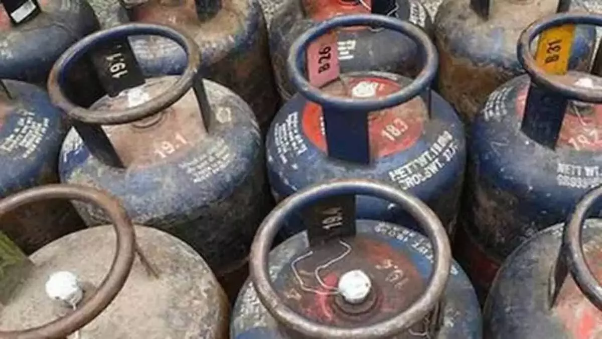 कमर्शियल LPG सिलेंडर की कीमतों में कटौती, अब 1959.50 रुपये में बिकेगा