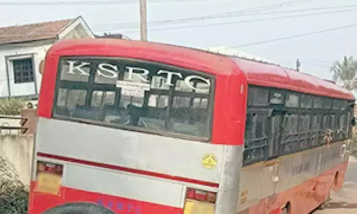 KSRTC बस का पहिया बीच यात्रा में अलग हो गया