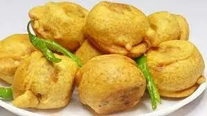 Batata Vada यह डिश होती है काफी स्पाइसी और तीखी