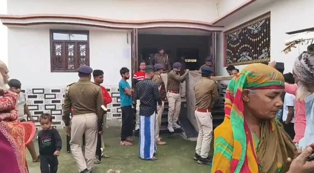 Latehar: फरार आरोपी के घर पुलिस ने की कुर्की-जब्ती की कार्रवाई