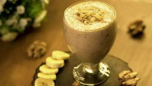 Banana-Walnut Lassi दिनभर बनी रहेगी ऊर्जा