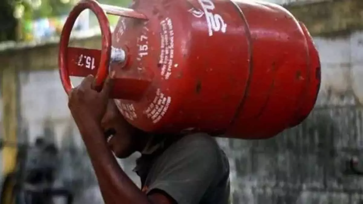 केंद्रीय बजट 2025 से पहले कमर्शियल LPG सिलेंडर की कीमत में 7 रुपये की कटौती