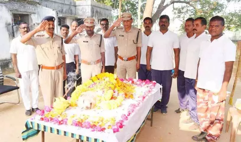 Vizianagaram में पुलिस कुत्ते ‘वीना’ का पुलिस सम्मान के साथ अंतिम संस्कार किया