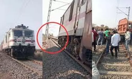 Maharashtra: रेलवे ट्रैक के बीच में फंसा ट्रक, फिर आ गई ट्रेन Maharashtra: रेलवे ट्रैक के बीच में फंसा ट्रक, फिर आ गई ट्रेन