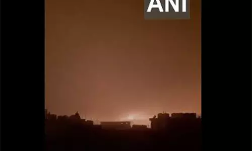 Ghaziabad : गैस सिलेंडर ले जा रहे ट्रक में लगी आग, धमाके हुए