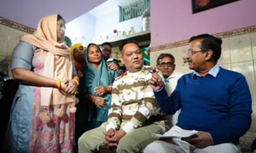 दिल्ली चुनाव : चांदनी चौक में अरविंद केजरीवाल ने परिवार को आप का बचत पत्र सौंपा