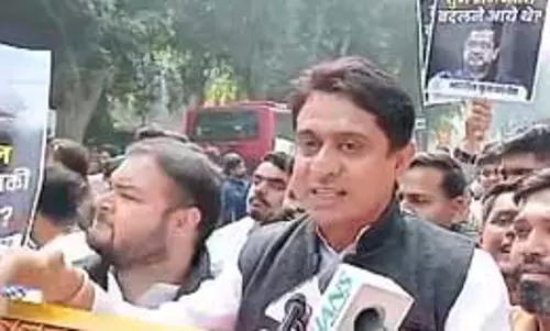 यमुना सफाई के मुद्दे पर यूथ कांग्रेस ने केजरीवाल के आवास के बाहर किया विरोध-प्रदर्शन