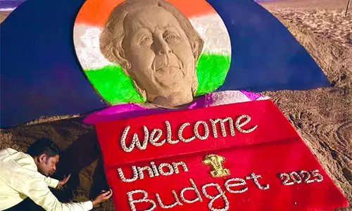 Odisha: सैंड आर्टिस्ट सुदर्शन पटनायक ने केंद्रीय बजट 2025 पर रेत की कलाकृति बनाई Odisha: सैंड आर्टिस्ट सुदर्शन पटनायक ने केंद्रीय बजट 2025 पर रेत की कलाकृति बनाई
