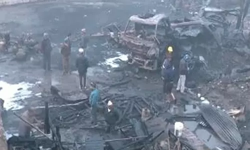 LPG ट्रक में लगी आग बुझाई गई, किसी के हताहत होने की खबर नहीं LPG ट्रक में लगी आग बुझाई गई, किसी के हताहत होने की खबर नहीं