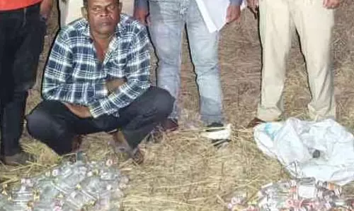 निर्दलीय प्रत्याशी के घर छापा, 2 पेटी शराब बरामद निर्दलीय प्रत्याशी के घर छापा, 2 पेटी शराब बरामद
