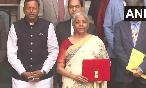 आठवीं बार पेश करेंगी वित्त मंत्री बजट, इस बार क्रीम रंग की साड़ी में दिखीं निर्मला सीतारमण, राष्ट्रपति भवन पहुंचीं आठवीं बार पेश करेंगी वित्त मंत्री बजट, इस बार क्रीम रंग की साड़ी में दिखीं निर्मला सीतारमण, राष्ट्रपति भवन पहुंचीं