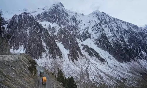 Srinagar: ऊंचे इलाकों में ताजा बर्फबारी, मैदानी इलाकों में हल्की बारिश