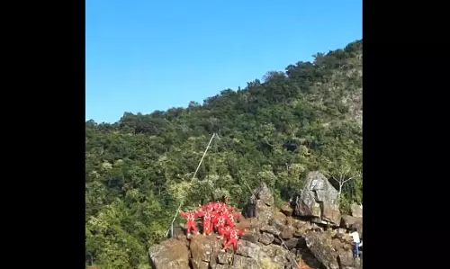 3 हजार फिट ऊंचे पहाड़ में बच्चों का करतब, वीडियो