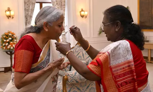 बजट पेश करने से पहले राष्ट्रपति मुर्मू ने वित्त मंत्री को खिलाई दही-चीनी, जानिए क्या है इस परंपरा का महत्व
