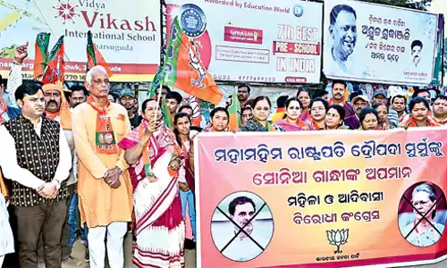 Odisha: भाजपा महिला मोर्चा और युवा मोर्चा के प्रतिनिधियों ने विरोध प्रदर्शन किया Odisha: भाजपा महिला मोर्चा और युवा मोर्चा के प्रतिनिधियों ने विरोध प्रदर्शन किया