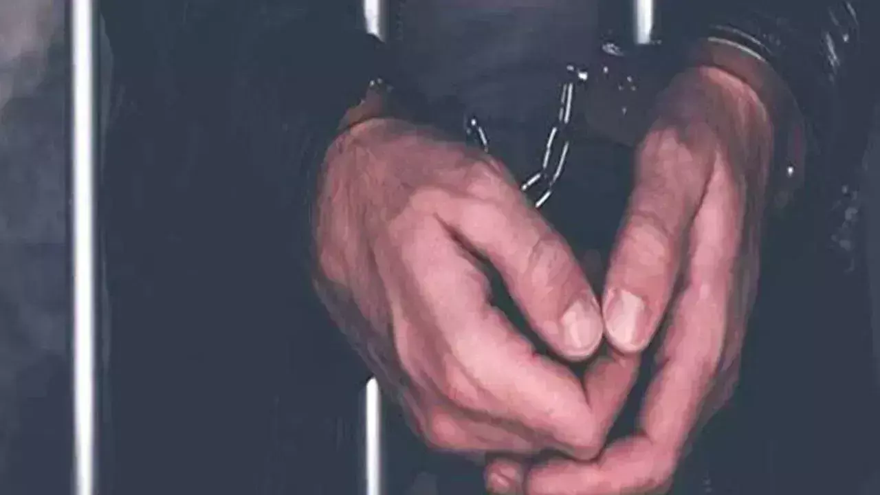 Araria: पुलिस ने भीषण डकैती कांड के वांछित मो.हिफाज को गिरफ्तार किया