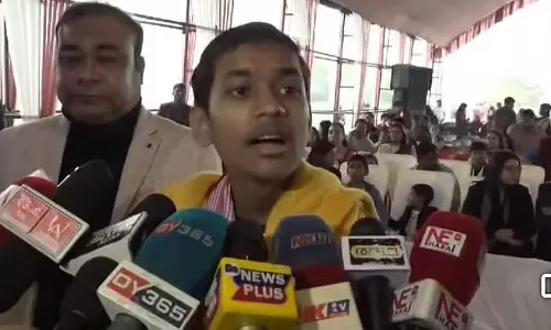 Assam : गूगल बॉय कौटिल्य पंडित ने डिब्रूगढ़ में शिक्षा वैली स्कूल का दौरा किया