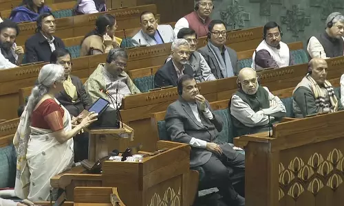 वित्त मंत्री निर्मला सीतारमण ने पेश किया बजट, कहा- मध्यम वर्ग की बढ़ेगी खर्च करने की क्षमता वित्त मंत्री निर्मला सीतारमण ने पेश किया बजट, कहा- मध्यम वर्ग की बढ़ेगी खर्च करने की क्षमता