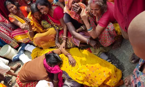 Godda: हाइवा की चपेट में आकर पंचायत समिति सदस्य की मौत, विरोध में सड़क जाम Godda: हाइवा की चपेट में आकर पंचायत समिति सदस्य की मौत, विरोध में सड़क जाम