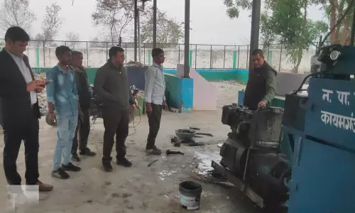 Kaimganj: ईओ ने निर्माणाधीन वेस्ट टू बंडर पार्क का निरीक्षण किया