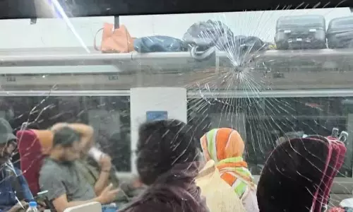Kerala :  मलप्पुरम में वंदे भारत एक्सप्रेस पर पथराव, खिड़की टूटी