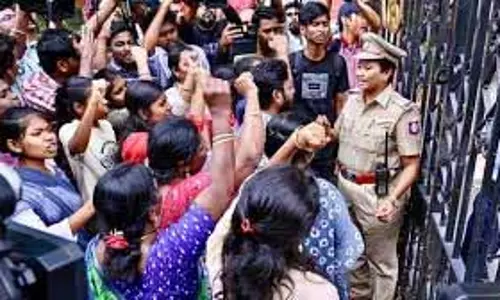 ईसीआर पर महिलाओं को परेशान करने के आरोप में छह गिरफ्तार ईसीआर पर महिलाओं को परेशान करने के आरोप में छह गिरफ्तार