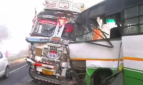 Hazaribagh: महाकुंभ से लौट रही बस ने ट्रक को मारी टक्कर, कई यात्री घायल