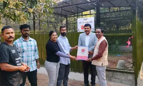 AWCS को बूम लिफ्ट वाहन और 2.2 लाख रुपये का अनुदान दान किया AWCS को बूम लिफ्ट वाहन और 2.2 लाख रुपये का अनुदान दान किया