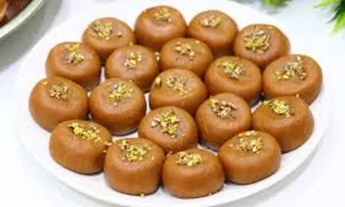 घर पर बनाएं हलवाई जैसे Mawa Peda
