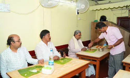 Mysore : मुख्यमंत्री सिद्धारमैया ने मायलारी होटल में चखा डोसा Mysore : मुख्यमंत्री सिद्धारमैया ने मायलारी होटल में चखा डोसा