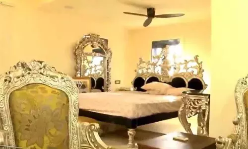 कांग्रेस MLA Aniruddha Reddy के बेडरूम में चांदी की खाट, चांदी की कुर्सी, चांदी से बनी हर चीज कांग्रेस MLA Aniruddha Reddy के बेडरूम में चांदी की खाट, चांदी की कुर्सी, चांदी से बनी हर चीज