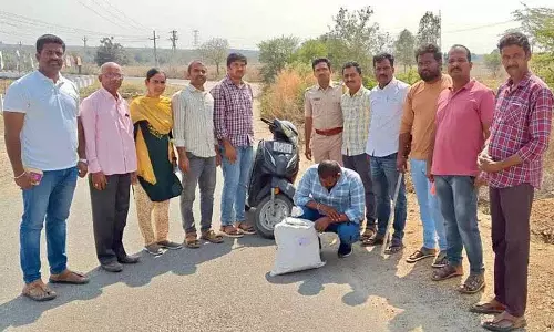 Sangareddy में आबकारी अधिकारियों ने तस्कर को गिरफ्तार कर 5.44 किलोग्राम गांजा जब्त