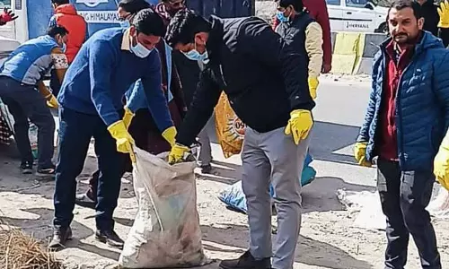 Manali में बड़े पैमाने पर स्वच्छता अभियान चलाया गया Manali में बड़े पैमाने पर स्वच्छता अभियान चलाया गया