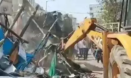 GHMC ने नल्लाकुंटा बाजार में फुटपाथ और सड़क अतिक्रमण को हटाया GHMC ने नल्लाकुंटा बाजार में फुटपाथ और सड़क अतिक्रमण को हटाया