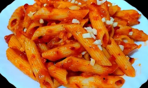 मसालेदार टमाटर सॉस के साथ पेन्ने पास्ता रेसिपी