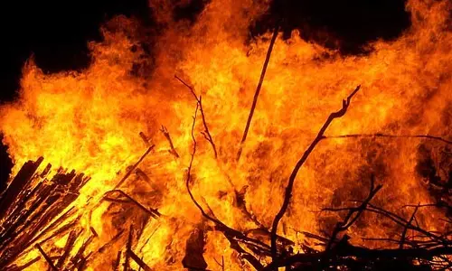 घर में आग: चपेट में आने से 96 साल के पिता और 86 साल की मां की गई जान, बेटा हिरासत में