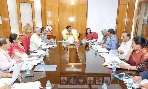 Karnataka: अधिकारियों को नामपट्टिकाओं में 60% कन्नड़ भाषा लागू करने का आदेश दिया गया Karnataka: अधिकारियों को नामपट्टिकाओं में 60% कन्नड़ भाषा लागू करने का आदेश दिया गया