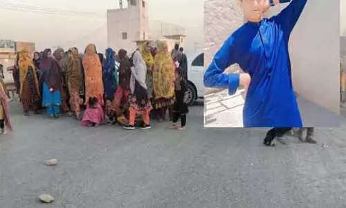 Balochistan में किशोर के जबरन गायब होने के बाद विरोध प्रदर्शन तेज Balochistan में किशोर के जबरन गायब होने के बाद विरोध प्रदर्शन तेज