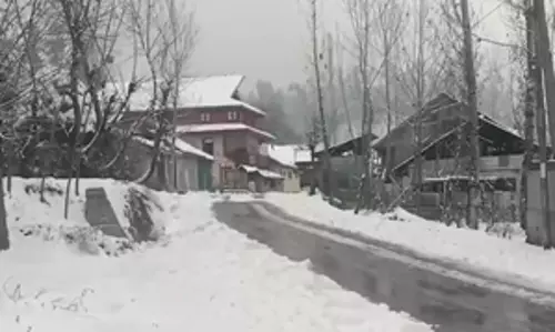 Jammu and Kashmir के ऊंचे इलाकों में ताजा बर्फबारी हुई Jammu and Kashmir के ऊंचे इलाकों में ताजा बर्फबारी हुई