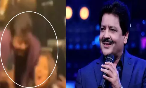 दिग्गज सिंगर उदित नारायण ने शो में फीमेल फैन को किया Lip Kiss, वीडियो वायरल