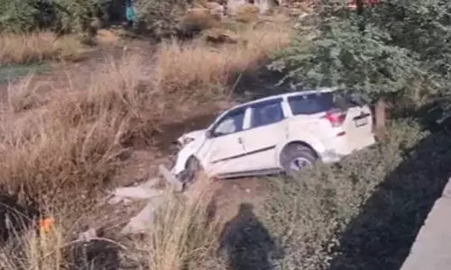 UP: ड्राइवर ने टोल प्लाजा बैरियर पर कार चढ़ा दी, कर्मचारी को 1 किलोमीटर घसीटा UP: ड्राइवर ने टोल प्लाजा बैरियर पर कार चढ़ा दी, कर्मचारी को 1 किलोमीटर घसीटा