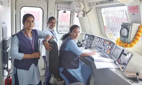 Bengaluru डिवीजन ने राज्य रानी एक्सप्रेस का परिचालन सभी महिला चालक दल के साथ किया Bengaluru डिवीजन ने राज्य रानी एक्सप्रेस का परिचालन सभी महिला चालक दल के साथ किया