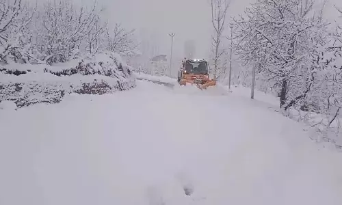 Kashmir में बर्फबारी, मैदानी इलाकों में बारिश से सूखा खत्म
